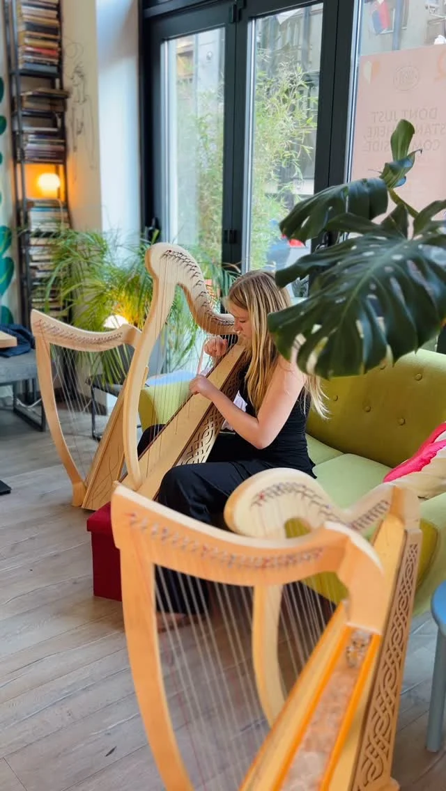 "Harfica i kafica" nastup u @kucaumetnica 

Naira svira na našoj Harfinna harfi, pogledajte više o proizvodnji ovih harfi na: www.harpomania.com

#koncert #harfa #harp #harfinna #harfinnaharps #eufoniaharps #privatemusicschool #privatnicasovi #casovimuzike #radionice #muzika #music #proizvedenousrbiji #beograd #edukacija #education #deca #kids #madeinserbia #harpomania #harplessonsbelgrade #kreativno #hobi #slobodnovreme #art #desavanjaubeogradu
