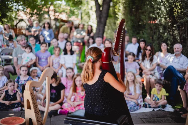 U subotu, 22. juna, u prijatnom ambijentu @dvoristance_rodjendaonica u Malom Mokrom Lugu održan je harfistički piknik – jedinstven događaj na otvorenom posvećen harfi, muzici i druženju u prirodi.

Manifestacija je bila otvorena za sve ljubitelje ovog plemenitog instrumenta, a posebnu čar celom događaju dala su deca koja su uživala u posebno osmišljenoj igraonici, dok je prostor bio ispunjen zvucima harfe i veselim dečjim glasovima.

Publika je imala priliku da čuje talentovane učenice iz renomiranih muzičkih škola: „Mokranjac“, „Stanković“, „Stanislav Binički“, „Vatroslav Lisinski“, kao i škole harfe za sve uzraste „Harpomania“. One su izvele raznovrstan program na različitim verzijama harfi, pokazujući koliko ovaj instrument može biti bogat i izražajan.

Događaj je upotpunila solističkim nastupom harfistkinja @zeljkamilosevic, koja je publici priredila zanimljiv repertoar pop i rok obrada, donoseći osveženje i moderni duh u klasični svet harfe.

Harfistički piknik je uspešno spojio umetnost, edukaciju i rekreaciju, a po reakcijama posetilaca – već se raduju sledećem susretu.

Organizatorka događaja je Željka Milošević, osnivač koncepta "Harpomania" koji se pored edukacije bavi i izdavaštvom, popularizacijom instrumenta i izradom malih harfi.

Foto: @fotomrvica 

#harfistickipiknik #harfa #muzikauprirodi #dvoristance #harpomania #harfistkinje #kultura #muzikazadecu #desavanjaubeogradu #rodjendaonica #deca #umetnost #hobi #koncert #piknik #leto #summervibes  #beograd #harfinna #harfinnaharps #eufonia #eufoniaharps