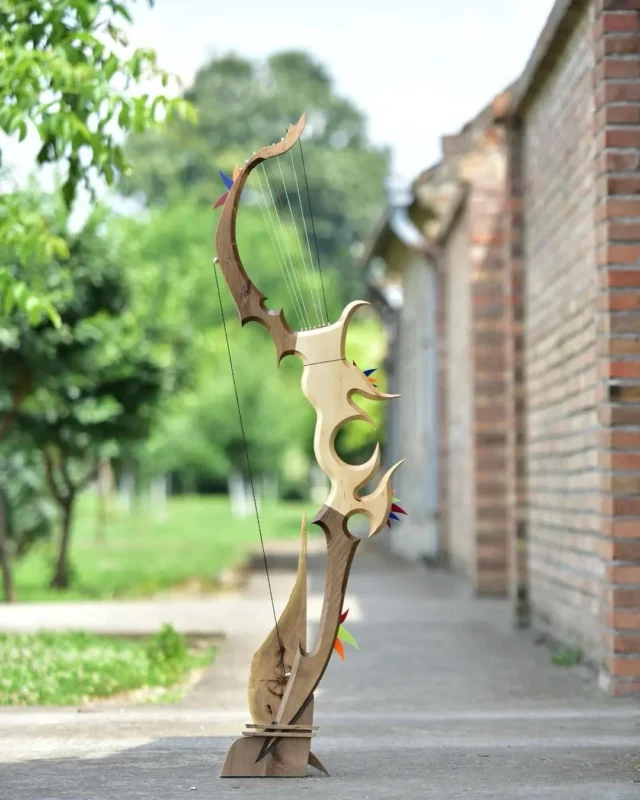 Iako je luk i strela u osnovi oružje, u mnogim kulturama se koristio i kao inspiracija za razvoj muzičkih instrumenata. Pretežno u drevnim civilizacijama, luk i strela su bili simbolično povezani s umetničkim izrazom, te su se koristili kao početni koncepti za stvaranje instrumenata, uključujući i harfu. Ovu interpretaciju luka osmislio je i napravio naš prijatelj Nikola Ritopečki a ujedno je i snimio ove fotografije.

@vreme_za_igru 
@made_with_nikon 

#harpomania #hunter #lukistrela #bow #kreativno #harfa #harp #harpist #harfistkinja #madeinserbia #girlpower