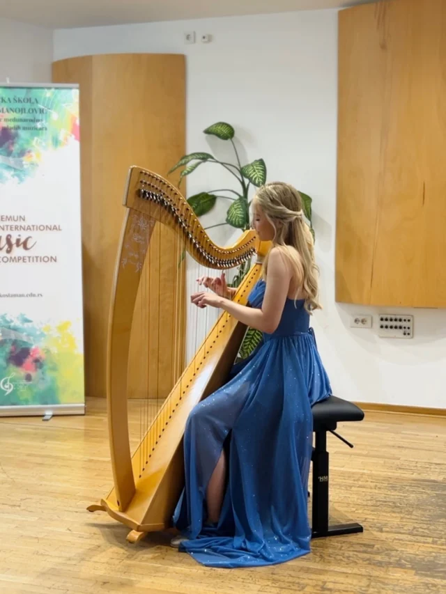 Naša učenica @ksenija._m danas je održala svoj maturski koncert na klaviru u Muzičkoj školi @kosta_man_zemun 

Na samom kraju koncerta, Ksenija je iznenadila sve prisutne prelaskom na harfu i izvela dve kompozicije koje su donele suze mnogima u publici. 

Ponosni smo što je i @harpomania deo njenog muzičkog puta 🥰