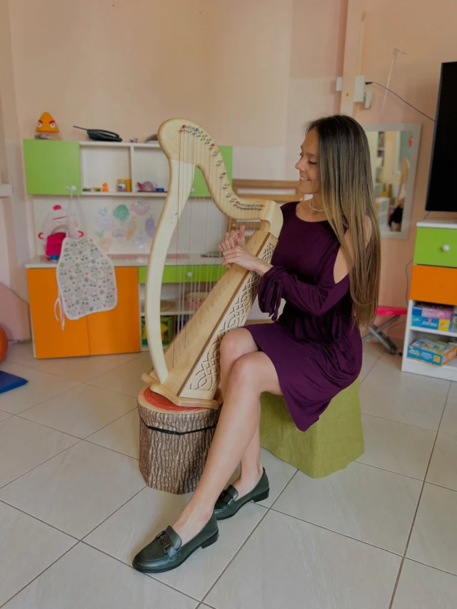 Prošle nedelje smo bile gošće u @vrtic.malaskola.sr.kamenica gde smo predstavite harfu i različite vrste mizike na harfi 🥰 Svi smo uživali!

Javite nam se ako želite da gostujemo i kod vas ☺️

#kadsisrecan #pesmicezadecu #vrtic #vrticbeograd #harfa #harp #harfinna #harfinnaharps #privatemusicschool #privatnicasovi #casovimuzike #radionice #muzika #music #proizvedenousrbiji #beograd #edukacija #education #deca #kids #madeinserbia #harpomania #harplessonsbelgrade #kreativno #hobi #slobodnovreme #art #onlinelessons #nastavanadaljinu