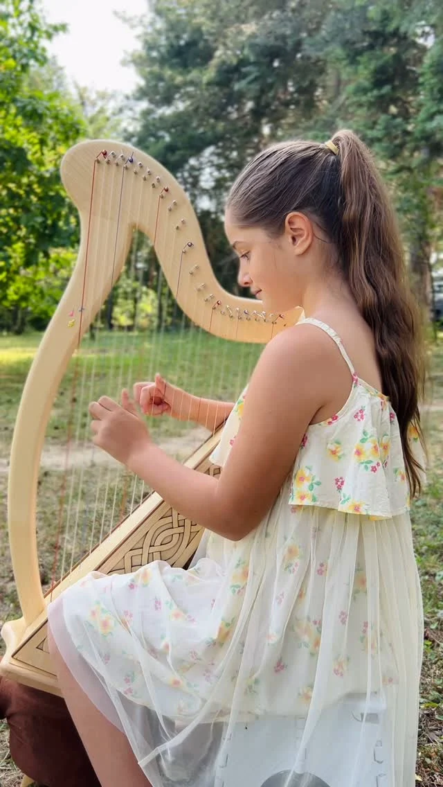 Atena na Harfinna harfi svira "Salley gardens" u svojoj bašti 🌿🌱🌷🌸🎶🎵
